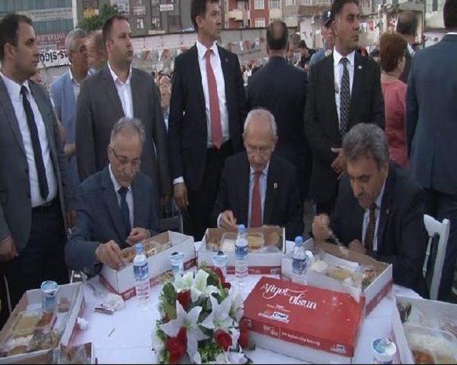 Kılıçdaroğlu, Partisinin Küçükçekmece'deki Iftarına Katıldı