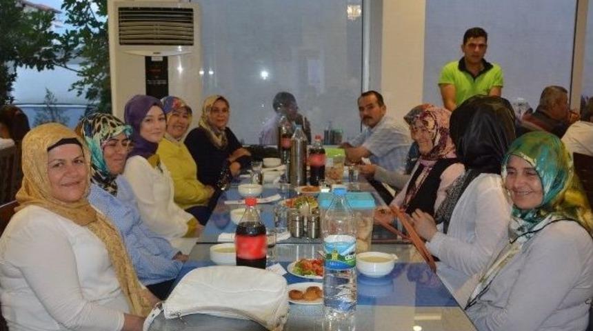 Ak Partinin İftar Yemeğine Yoğun İlgi