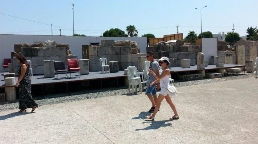 Tarihi S&uuml;tunlara Platform Darbesi