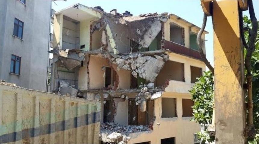 Yol Genişletme &Ccedil;alışması Kapsamında Bina Yıkımını Ger&ccedil;ekleştirildi