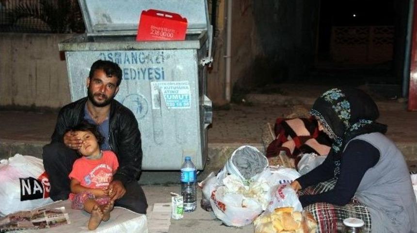 &Ccedil;&ouml;pten Yemek Toplayarak Yaşıyorlar