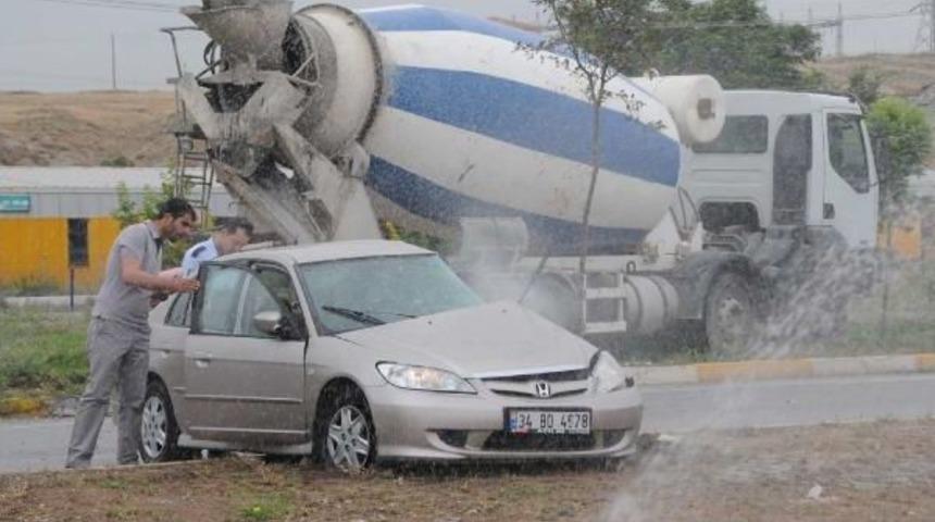 Beton Mikseri Otomobille &Ccedil;arpıştı: 1 Yaralı