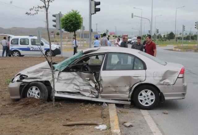 Beton Mikseri Otomobille Çarpıştı: 1 Yaralı