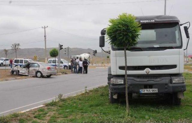 Beton Mikseri Otomobille Çarpıştı: 1 Yaralı