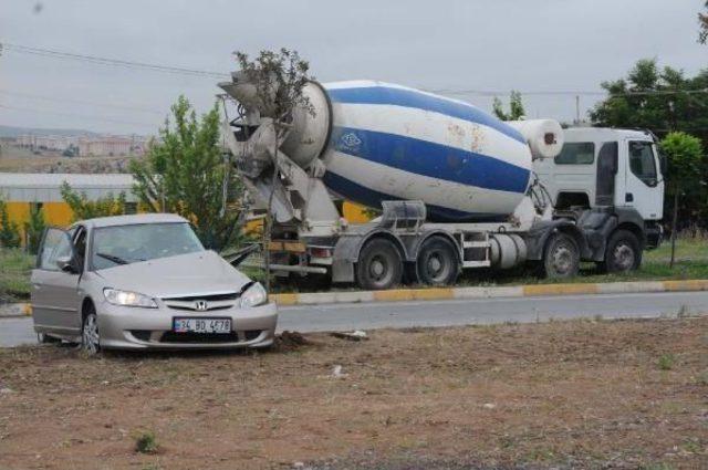 Beton Mikseri Otomobille Çarpıştı: 1 Yaralı