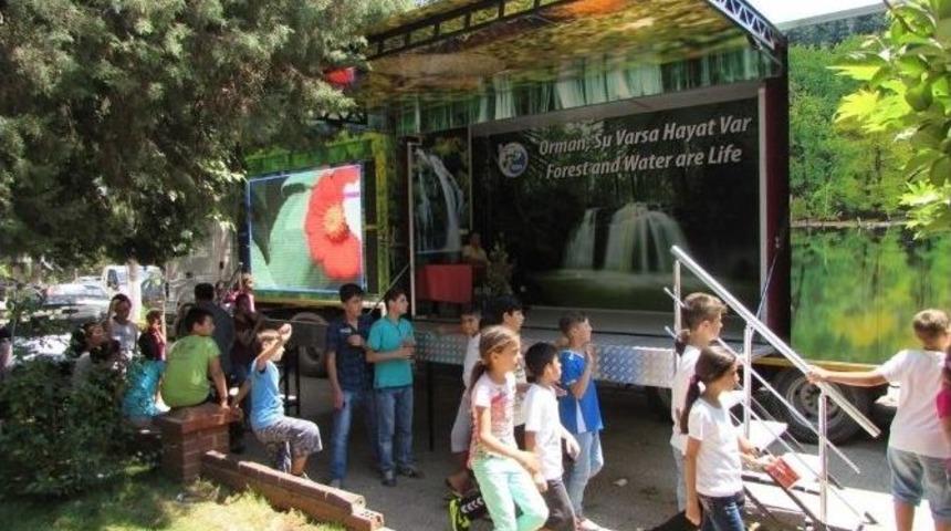 Orman Tırında 3 Boyutlu Film G&ouml;sterimi