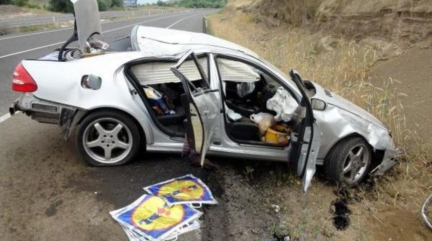 Viyana'tan Tatile Giden Ailenin Otomobili Devrildi: 5 Yaralı