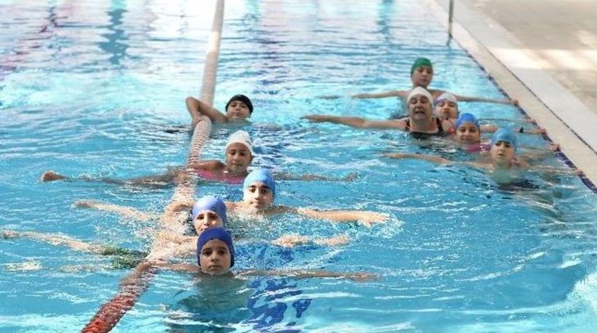 Muratpaşa&rsquo;da Bin 800 &Ccedil;ocuğa Y&uuml;zme Dersi Veriliyor