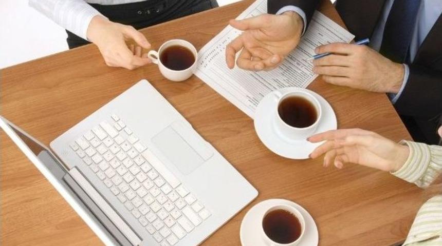 Ofis &Ccedil;alışanları Serinlemek İ&ccedil;in En &Ccedil;ok Kahve Ve &Ccedil;ay İ&ccedil;iyor