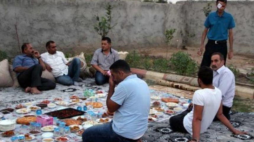 İftar Yemeklerine Davet Edilmemesine I&ccedil;erlendi, Sazlı S&ouml;zl&uuml; Iftar Yemeği Verdi