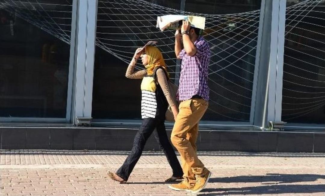 Sıcaktan Bunalan İstanbullular, İlgin&ccedil; Y&ouml;ntemlerle Serinliyor