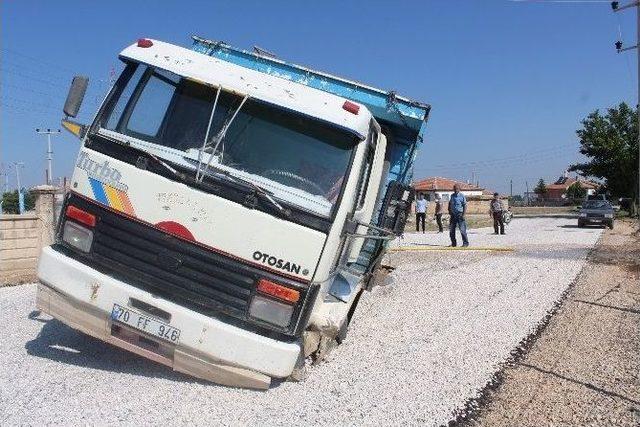 Su Tankeri Çöken Yola Gömüldü