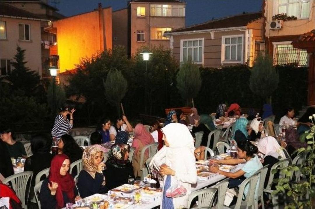 İslam D&uuml;nyasından Kız &Ouml;ğrenciler Ey&uuml;p&rsquo;te İftarda Buluştu