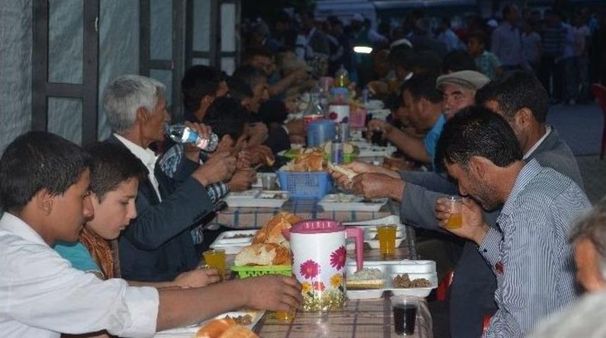 Erciş Belediyesi İftar Vermeye Devam Ediyor