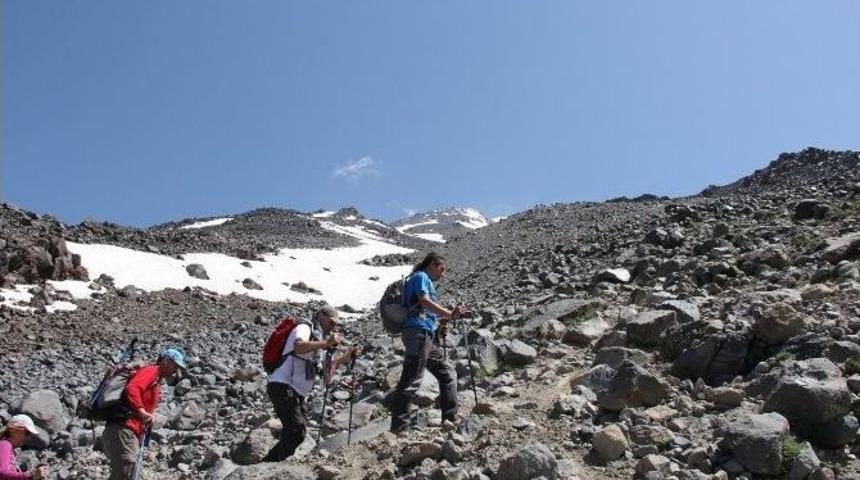 Adilcevaz Bayrağı Ağrı Dağı Zirvesinde Dalgalandı