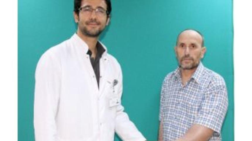 Doktoruna, Dikilen Kolu İle El Uzatarak Teşekk&uuml;r Etti