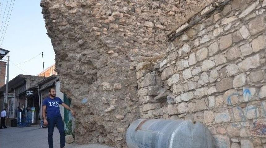 Tarihi Surlar Tehlike Sa&ccedil;ıyor