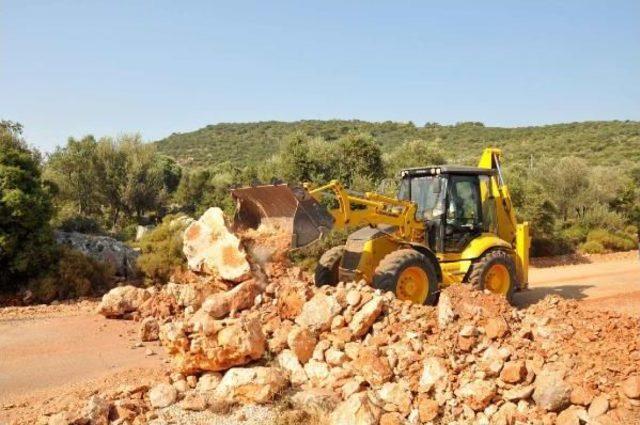 Kamulaştırma Bedeli Ödenmeyince Yolu Kayayla Kapattı