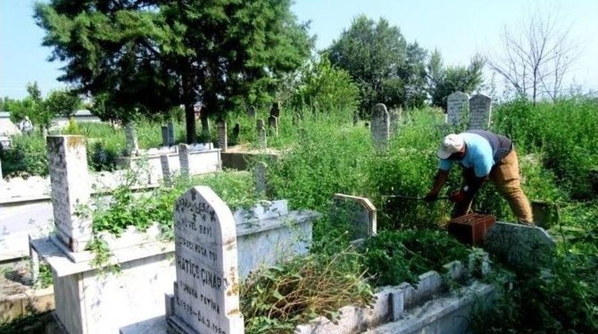 Sarıg&ouml;l&rsquo;de Mezarlıklarda Hummalı &Ccedil;alışma