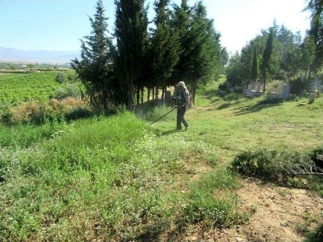 Sarıgöl’de Mezarlıklarda Hummalı Çalışma