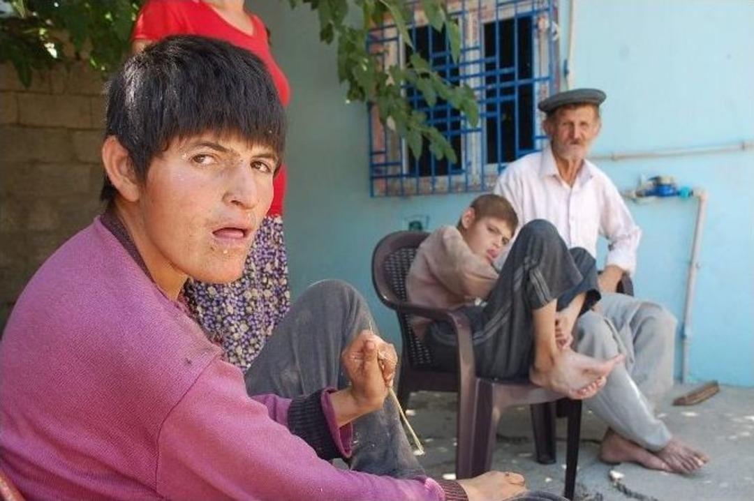 3 Engelli &Ccedil;ocuğuna Tek Başına Bakan Yaşlı Adam Yardım Bekliyor