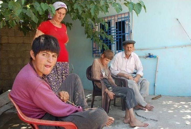 3 Engelli Çocuğuna Tek Başına Bakan Yaşlı Adam Yardım Bekliyor G2