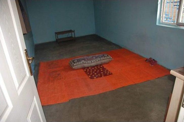 3 Engelli Çocuğuna Tek Başına Bakan Yaşlı Adam Yardım Bekliyor G3