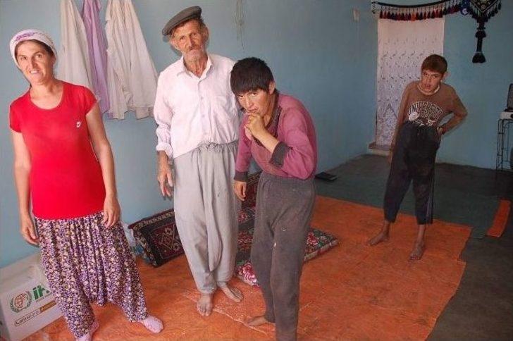 3 Engelli Çocuğuna Tek Başına Bakan Yaşlı Adam Yardım Bekliyor G5