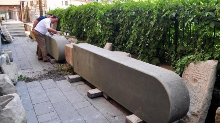 2 Bin 800 Yıllık 2 Stele Van'a Getirildi