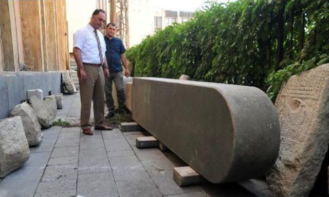 2 Bin 800 Yıllık 2 Stele Van'a Getirildi