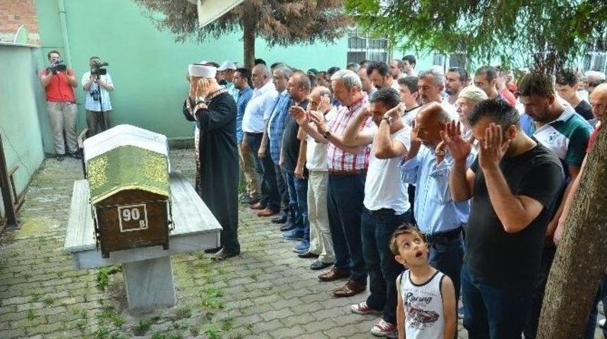 Plajda &Ouml;l&uuml; Bulunan Gen&ccedil;lerin Cenazesi Defnedildi