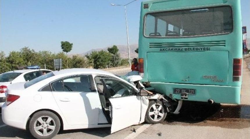 Otomobil Otob&uuml;se &Ccedil;arptı: 3 Yaralı