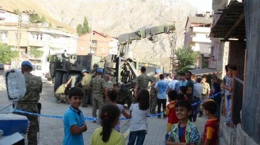 Askeri Ara&ccedil; Binanın Istinat Duvarının &Uuml;zerinde Askıda Kaldı