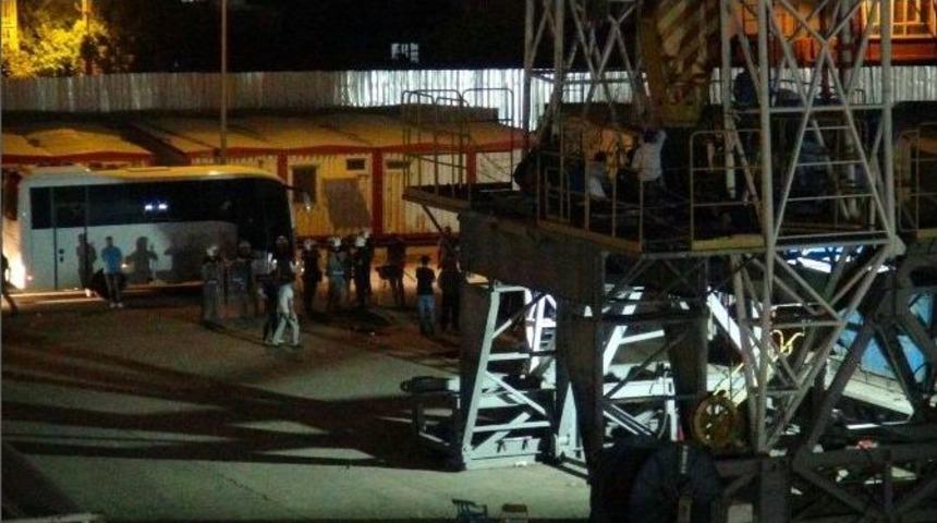 İş&ccedil;iler Kuleye &Ccedil;ıkarak Eylem Yaptı