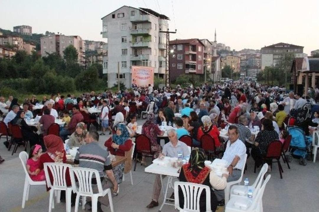 G&uuml;l&uuml;&ccedil;l&uuml;ler Belediyenin İftarında Bir Araya Geldi