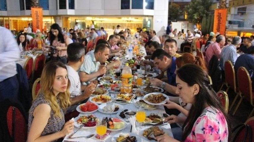 D&uuml;nyag&ouml;z&rsquo;den Basına İftar
