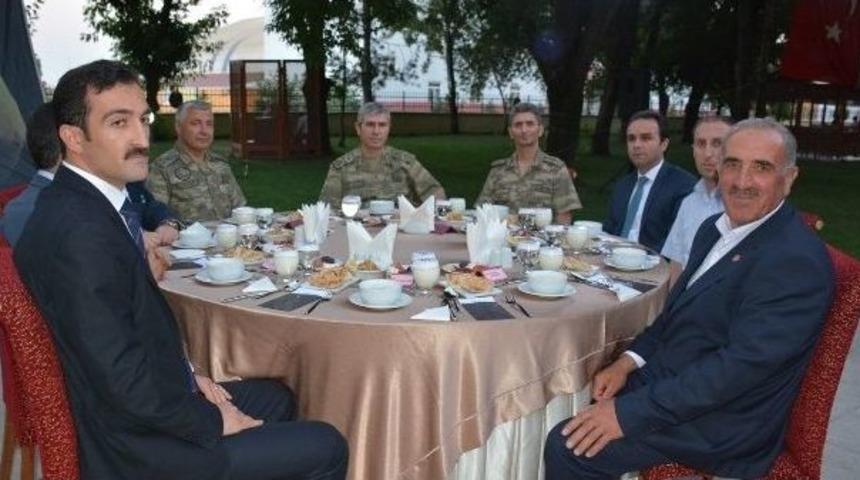 Tatvan&rsquo;da Şehit Ve Gazi Yakınlarına İftar Verildi