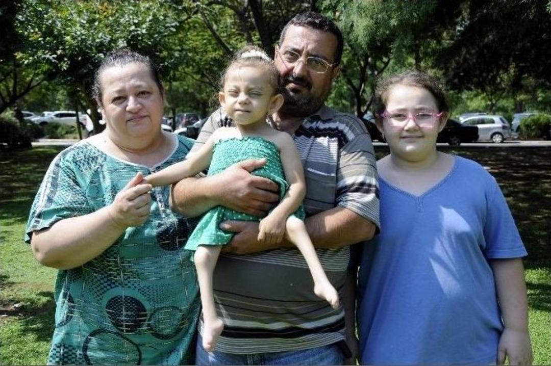 5 Yaşındaki Kızlarının Tedavisi İ&ccedil;in Hastane Bah&ccedil;esinde Emanet Ticari Aracın İ&ccedil;inde Yaşıyorlar