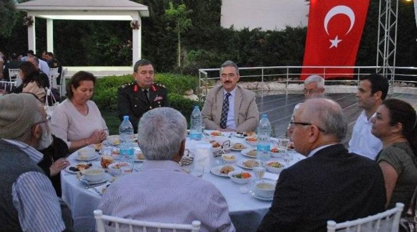 Aydın Valiliği Şehit, Aileleri Ve Gazilere İftar Yemeği Verdi