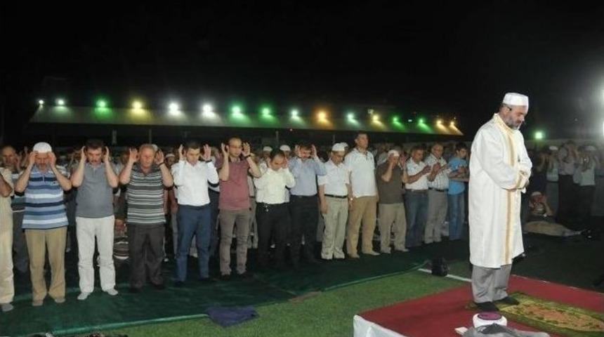 &Ccedil;an Şehir Stad&rsquo;ında Teravih Namazı