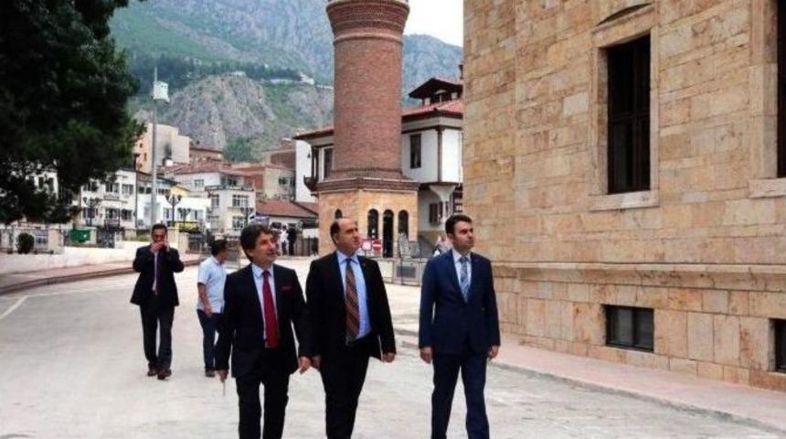 Vali &Ccedil;omaktekin Valilikteki Restorasyon &Ccedil;alışmalarını İnceledi