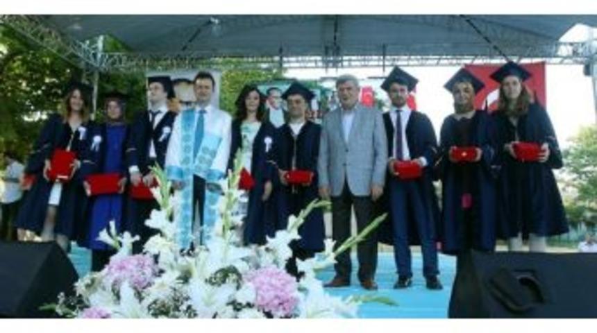 Gt&uuml; İlk Mezunlarını Verdi