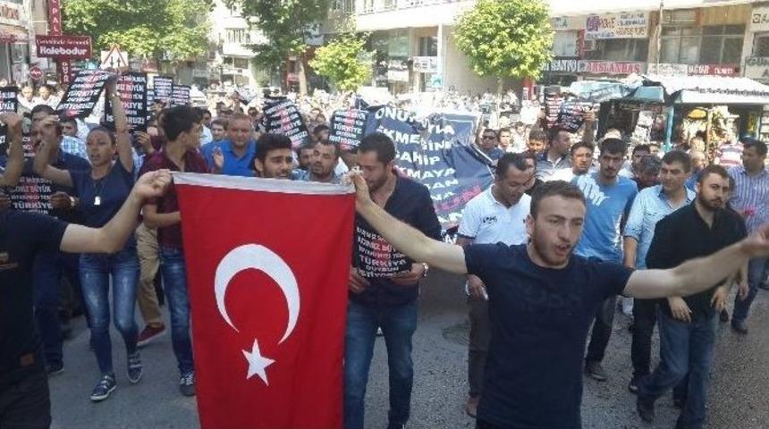 R&uuml;zgarlı Sokak Esnafları Arkadaşlarının &Ouml;l&uuml;m&uuml;n&uuml; Protesto Etti