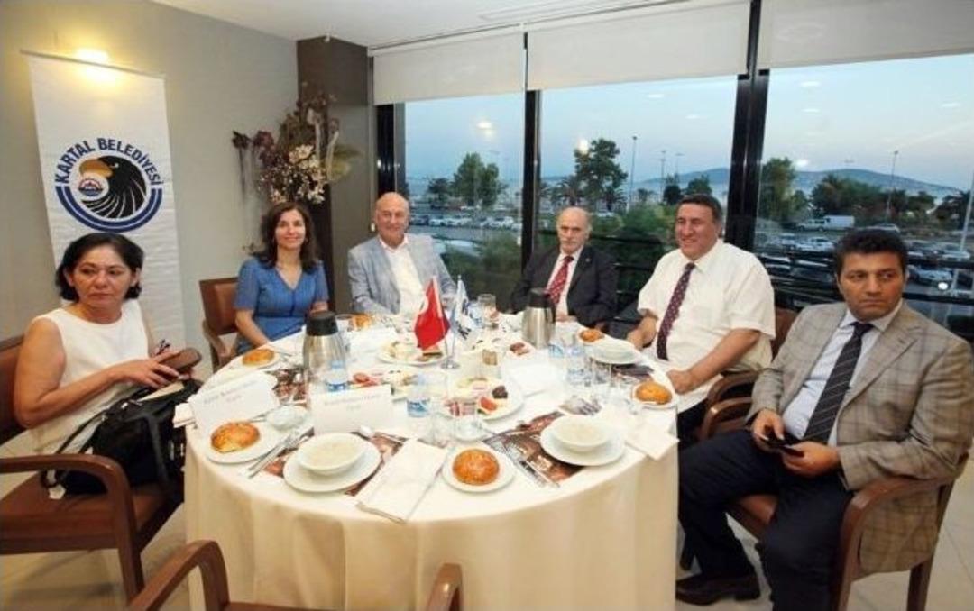 Başkan Altınok &Ouml;z, Din Adamları Ve İl&ccedil;e Protokol&uuml; İle İftarda Buluştu