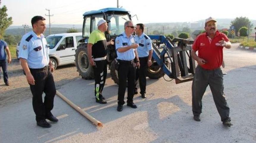 Araçların Borularını Ezmesine Kızıp Yolu Kapattı