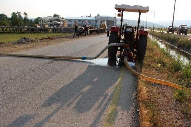 Araçların Borularını Ezmesine Kızıp Yolu Kapattı