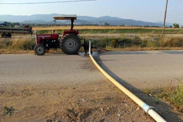 Araçların Borularını Ezmesine Kızıp Yolu Kapattı