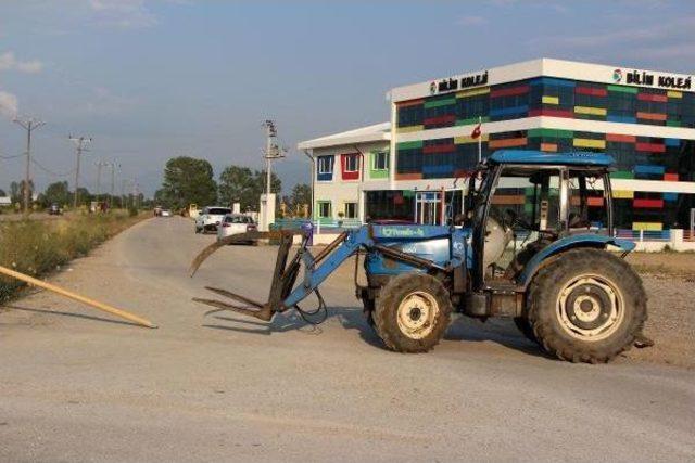 Araçların Borularını Ezmesine Kızıp Yolu Kapattı