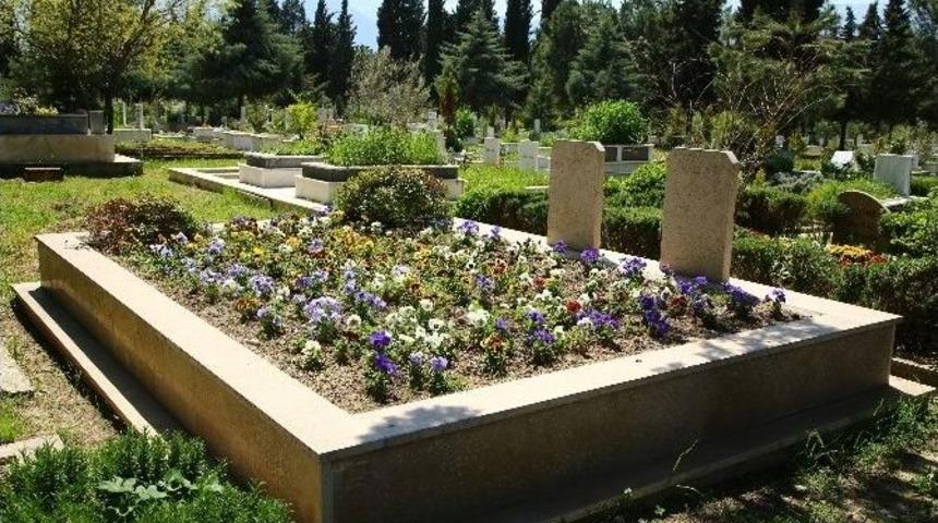 Bayram &Ouml;ncesi Mezarlıkları Temizlendi