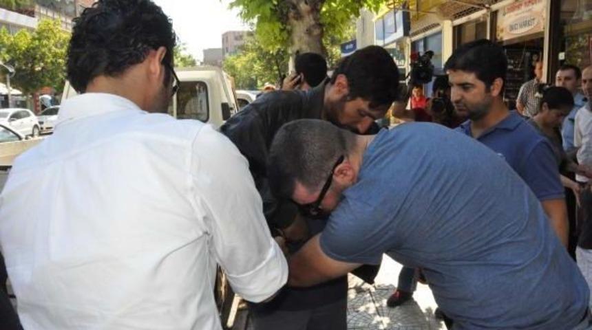 Sırt &Ccedil;antalı Mısırlı, Polisi Alarma Ge&ccedil;irdi